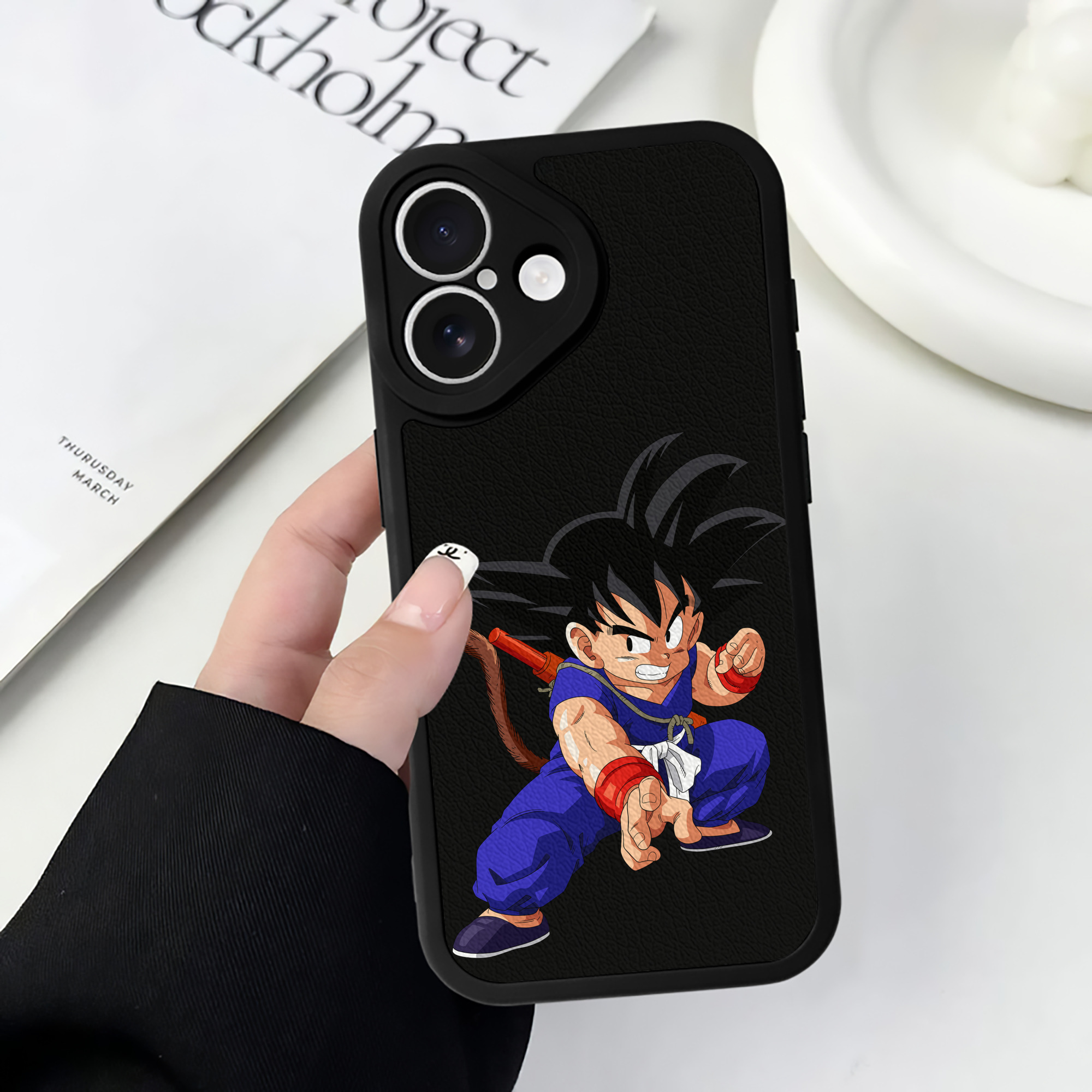 （画像用） ドラゴンボール 孫悟空（そん ごくう）Son Goku カカロット DRAGON BALL Kakarotto 【iPhone 16シリーズ対応】シリコンスマホケース（レザー調） 材質：シリコン